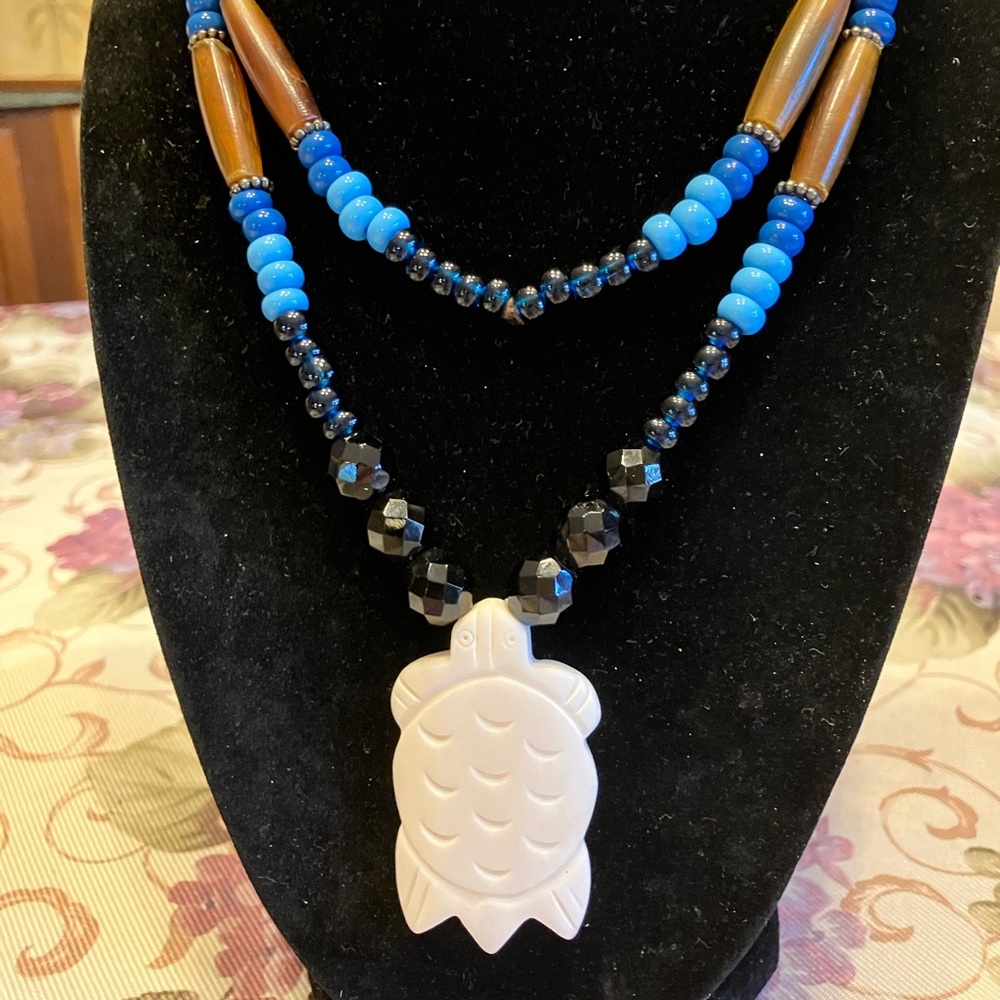 CARVED BONE TURTLE ON GLASS AND WOODEN BEAD NECKLACE - Picture 7 of 10